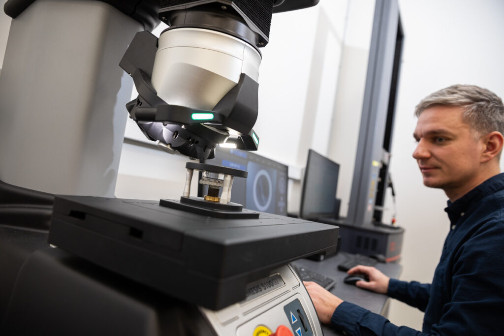Measurement of the surface hardness profile​