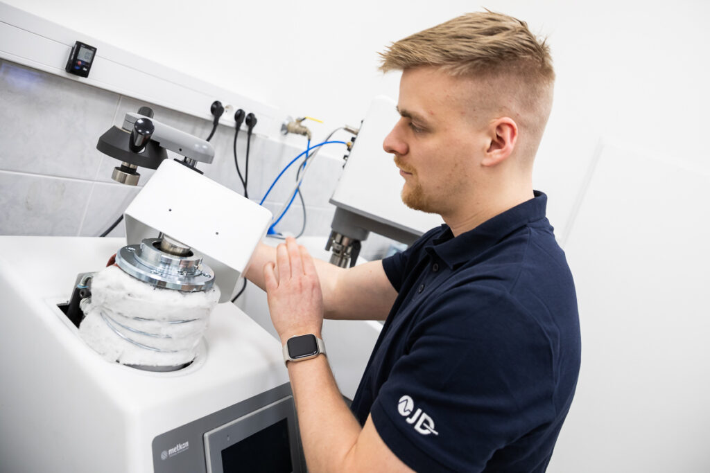 Technická podpora zařízení pro přípravu metalografických vzorků Metkon